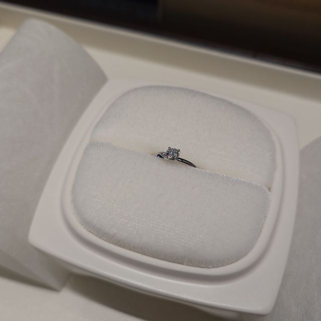 【俄(にわか)の口コミ】 購入した婚約指輪に大満足です。
デザインが本当に素晴らしく、セットリン…