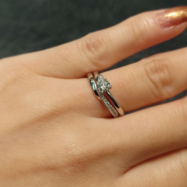 【俄(にわか)の口コミ】 購入した婚約指輪に大満足です。
デザインが本当に素晴らしく、セットリン…