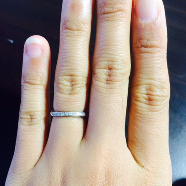【エクセルコダイヤモンド(EXELCO DIAMOND)の口コミ】 ダイヤのついている部分が少しV字になっており、着けた時に指がとても綺麗…