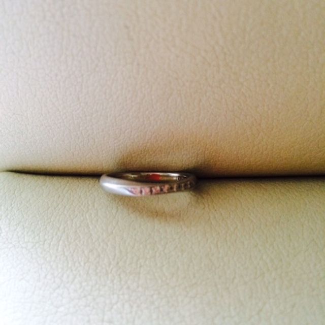 【エクセルコダイヤモンド(EXELCO DIAMOND)の口コミ】 ダイヤのついている部分が少しV字になっており、着けた時に指がとても綺麗…