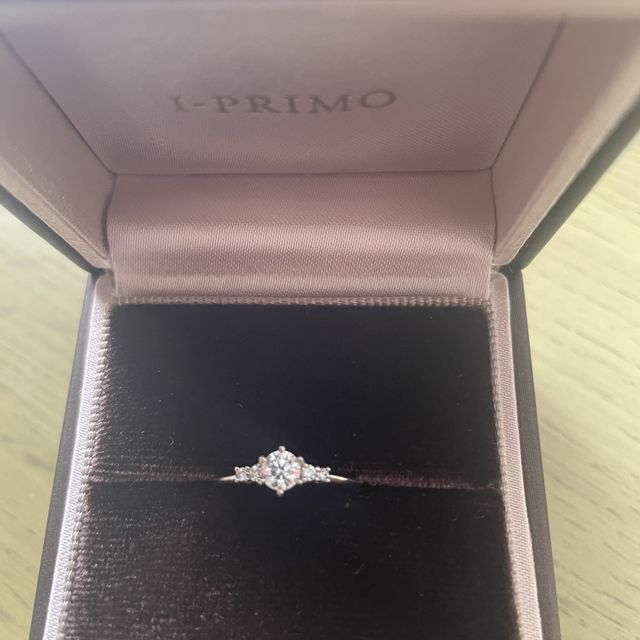 【アイプリモ(I-PRIMO)の口コミ】 シンプルではあるが華やかさも兼ね備えたデザインで記念日などで付けても…