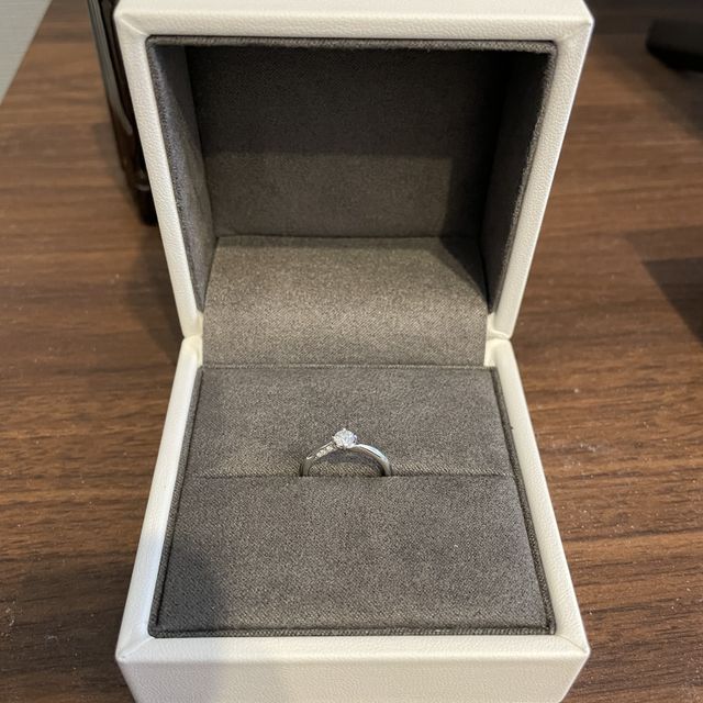 【TOWA(永遠)の口コミ】 美しい曲線を描いていて、サイドにもキラキラと輝くダイヤが散りばめられ…