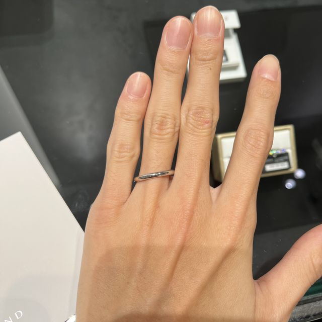 【ラザール ダイヤモンド(LAZARE DIAMOND)の口コミ】 シンプルでありながらもプラチナの光沢感があり、高級感を感じる。また、…