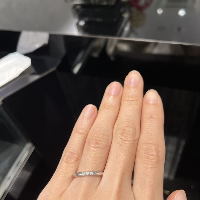 【ラザール ダイヤモンド(LAZARE DIAMOND)の口コミ】 ストレートラインで安定したデザインです。ダイヤモンドが一粒一粒引き立…