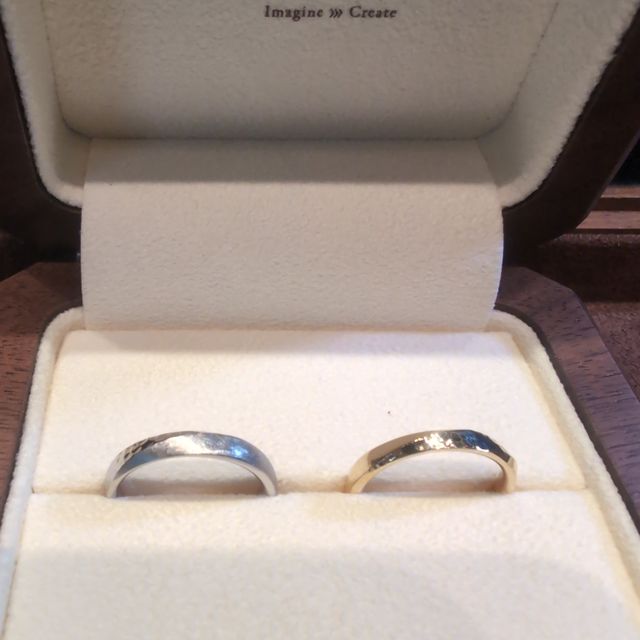 【TANZO.(鍛造指輪)の口コミ】 2人の指輪を「槌目加工」と「斜め削り」でお揃いにした上で、女性側を映え…