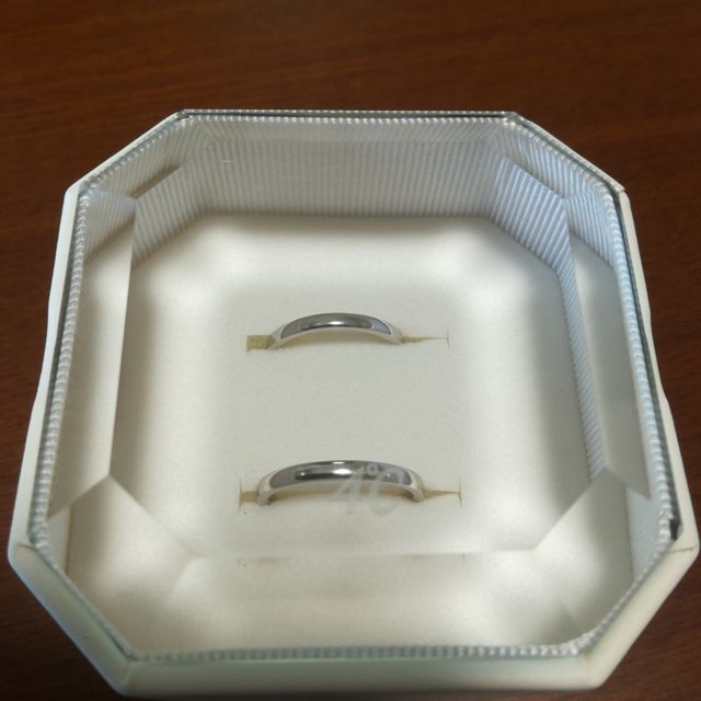 【4℃ BRIDAL(ヨンドシーブライダル)の口コミ】 私たちは飽きずに長く使いたいと話し合っていたので、ダイヤなしでデザイ…