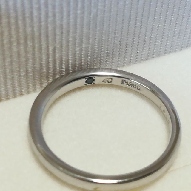 【4℃ BRIDAL(ヨンドシーブライダル)の口コミ】 私たちは飽きずに長く使いたいと話し合っていたので、ダイヤなしでデザイ…