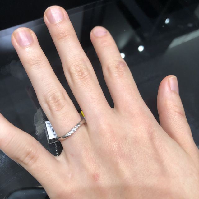 【ラザール ダイヤモンド(LAZARE DIAMOND)の口コミ】 指輪のデザイン自体は表側で一部ウェーブがかかっていますが、比較的控え…