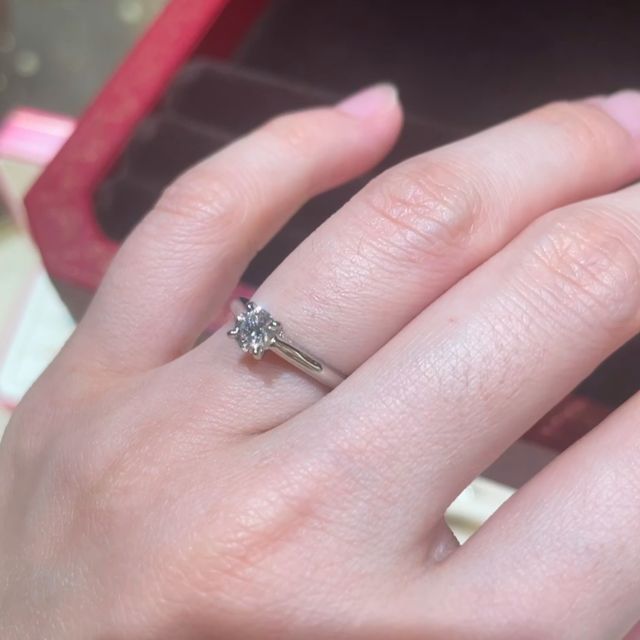 【カルティエ(Cartier)の口コミ】 シンプルな王道婚約指輪だと思います。今までみたどの指輪よりもダイヤの…