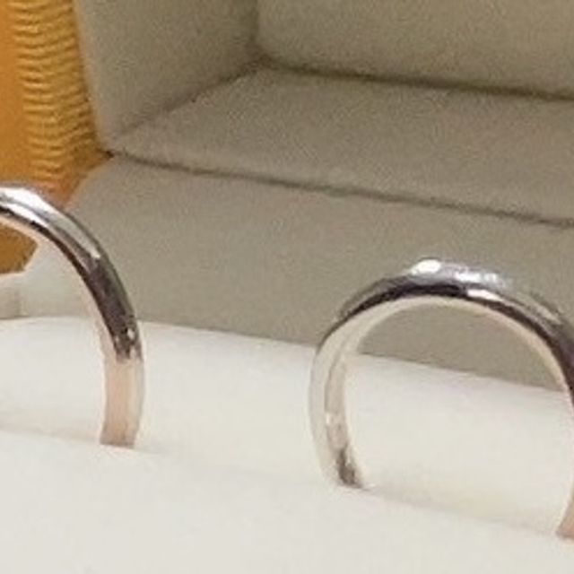 【ケイウノ ブライダル(K.UNO BRIDAL)の口コミ】 2種類の色の違うウェーブがかかったデザインがシンプルさもありつつ、独自…