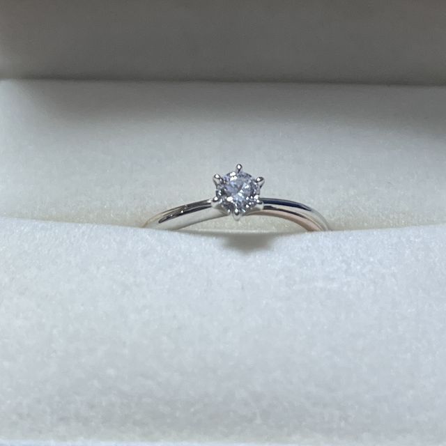 【ケイウノ ブライダル(K.UNO BRIDAL)の口コミ】 2色の金属がウェーブ状のデザインになっていて、シンプルながら個性もある…