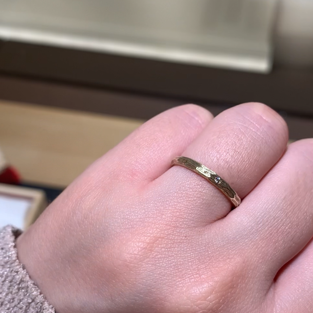 【TOMOE(トモエ)の口コミ】 名前の通り金槌で打ったような個性的なデザインが特徴の指輪で、スタッフ…