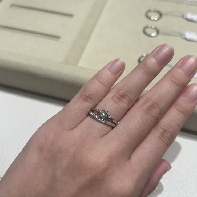 【和光ブライダルブティックギンザの口コミ】 細身のプラチナ素材のリングに、下半分だけダイヤがついており一見ダイヤ…