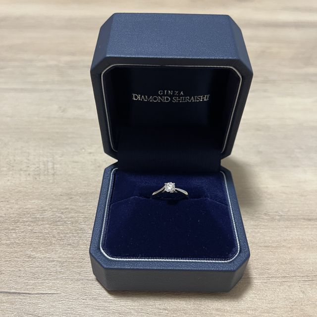 【銀座ダイヤモンドシライシの口コミ】 王道の一粒ダイヤが良かったので、一粒ダイヤのものでいくつか試着をしま…