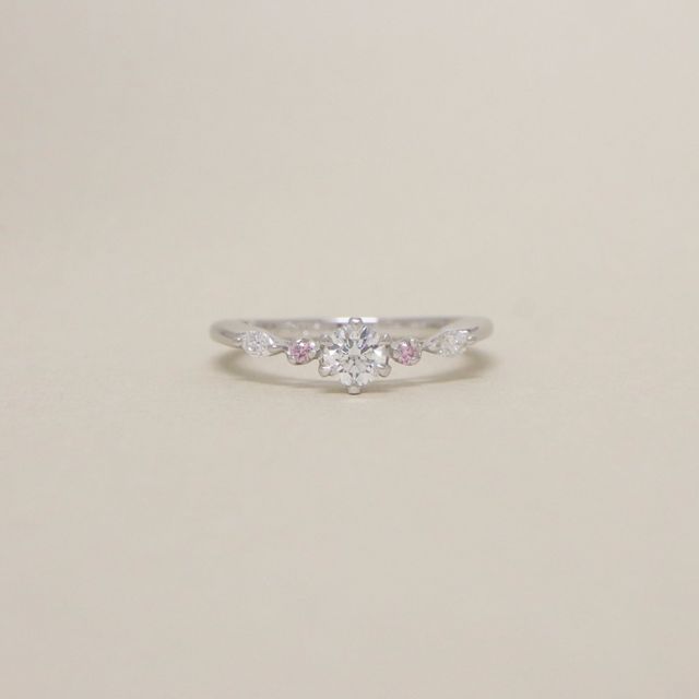 【LEGAN(レガン)の口コミ】 どちらもV字デザインで、婚約指輪は一目惚れでした。結婚指輪も婚約指輪に…