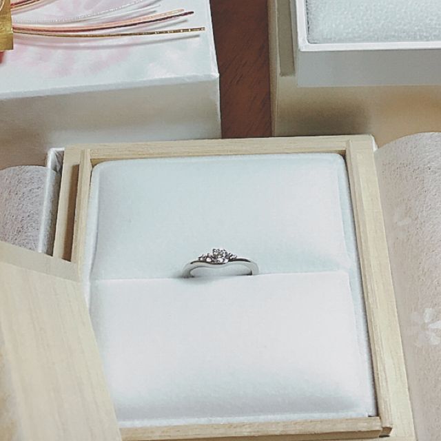 【Mariage ent(マリアージュエント)の口コミ】 一番の決め手は指輪のラインです。
婚約指輪と結婚指輪は同時に購入し、結…