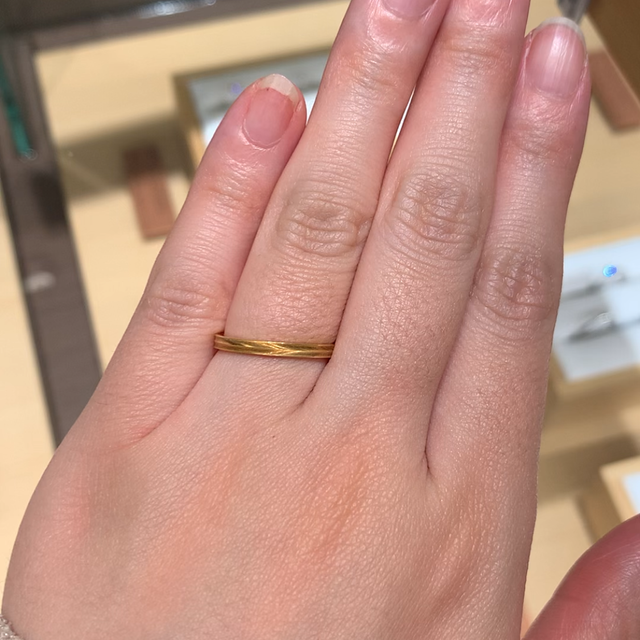 【TOMOE(トモエ)の口コミ】 角度によって色が変わる点がとっても素敵だと思いました。また、男性版と…