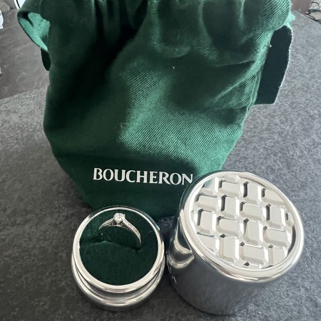 【ブシュロン(BOUCHERON)の口コミ】 エレガンスな指輪です。4本の爪によるセッティングのため、中央のダイヤモ…