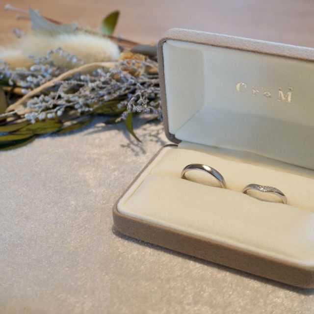 【atelier CraM(アトリエ クラム)の口コミ】 普段使いしやすいよう2人ともシンプルにしました。お互いの指紋を内側に刻…