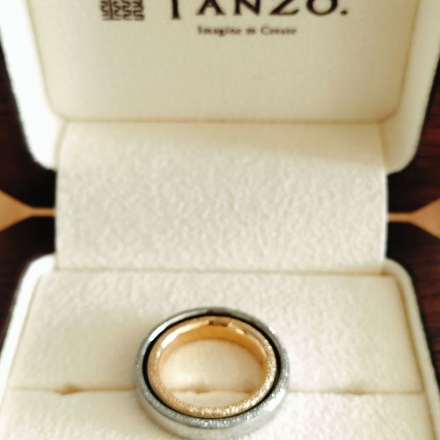 【TANZO.(鍛造指輪)の口コミ】 夫はプラチナにスターダスト加工を！私はバイカラーでプラチナベースにゴ…