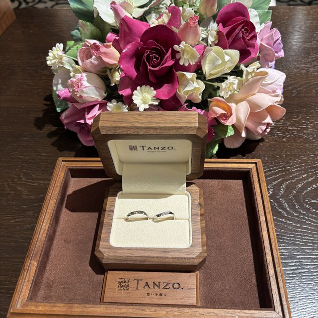 【TANZO.(鍛造指輪)の口コミ】 シンプルなS字に、上品なダイヤが輝いているのがとてもお気に入りです！
…