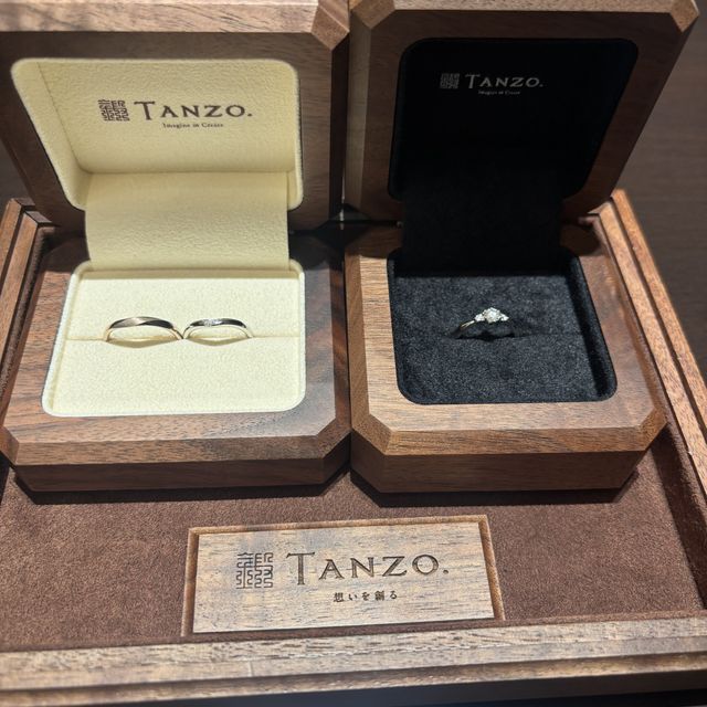 【TANZO.(鍛造指輪)の口コミ】 女性は、婚約指輪と結婚指輪の重ね付けを想定して、結婚指輪をv字加工をし…