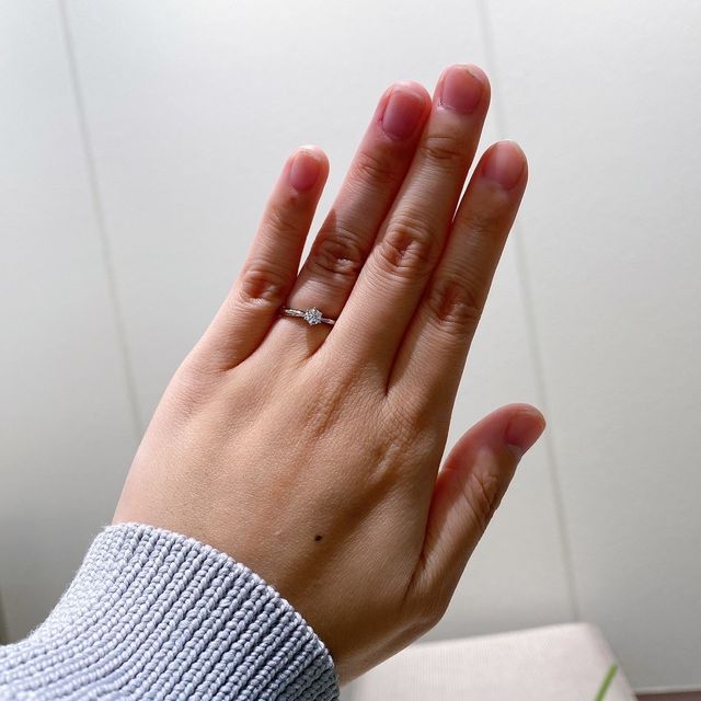 【アイプリモ(I-PRIMO)の口コミ】 シンプルなデザインで、王道な婚約指輪です。リーズナブルなもので、高品…