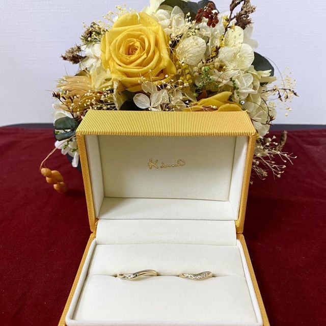 【ケイウノ ブライダル(K.UNO BRIDAL)の口コミ】 ゴールドをメインにしたく、デザイナーさんに相談したところ、イニシャル…