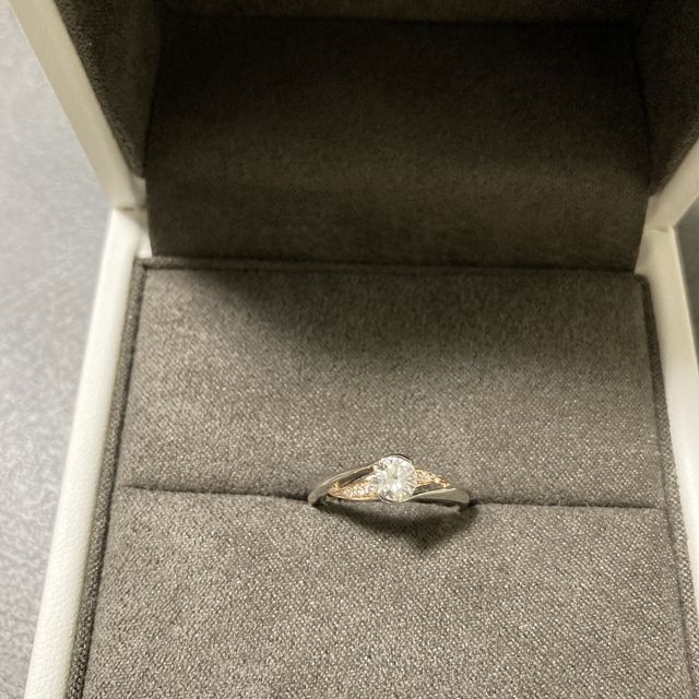 【BIJOUPIKO(ビジュピコ)の口コミ】 デザインがかわいいです。真ん中の大きいダイヤの横には石が散りばめられ…