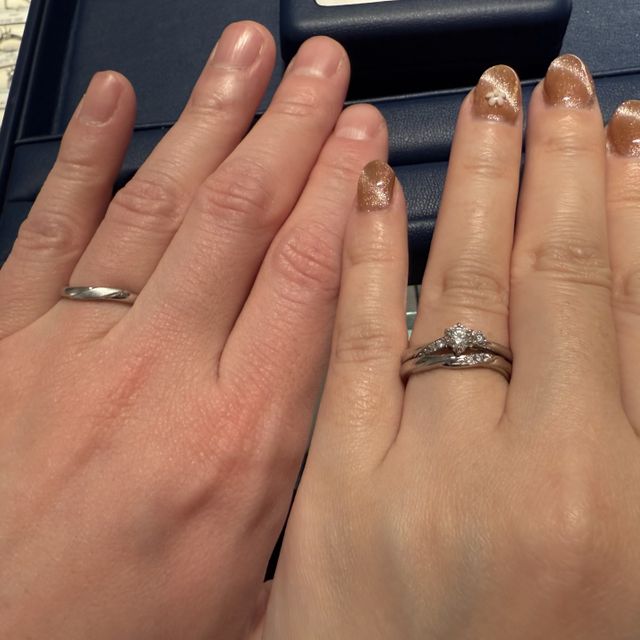 【銀座ダイヤモンドシライシの口コミ】 エンゲージリングは、左右非対称なので逆さまにつけても印象が変わるのと…