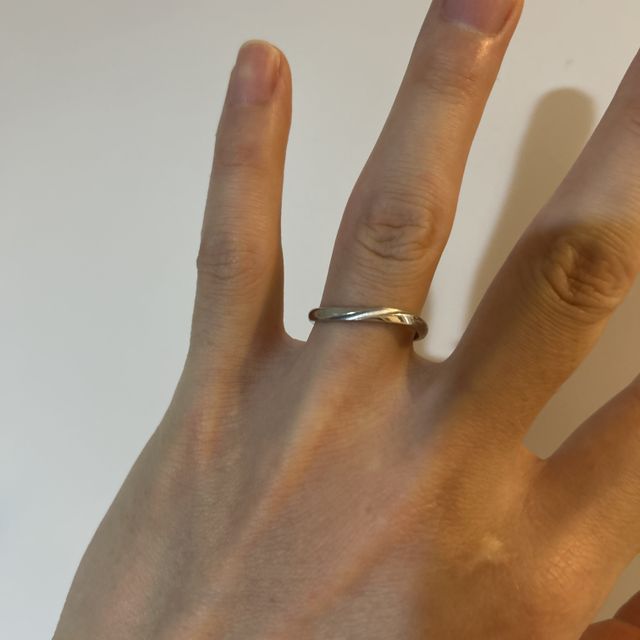 【アイプリモ(I-PRIMO)の口コミ】 指輪のデザインは、シンプルな細めの指輪に、少しウェーブやサテンを入れ…