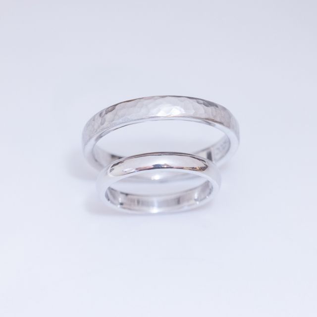 【ジュエリー工房 YAMAMOTOの口コミ】 男性側は槌目のマット加工、女性側はシンプルで丸めなデザインとそれぞれ…