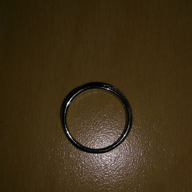 【銀座ダイヤモンドシライシの口コミ】 この指輪の決めては変わった形をしていたところに惹かれました。またダイ…