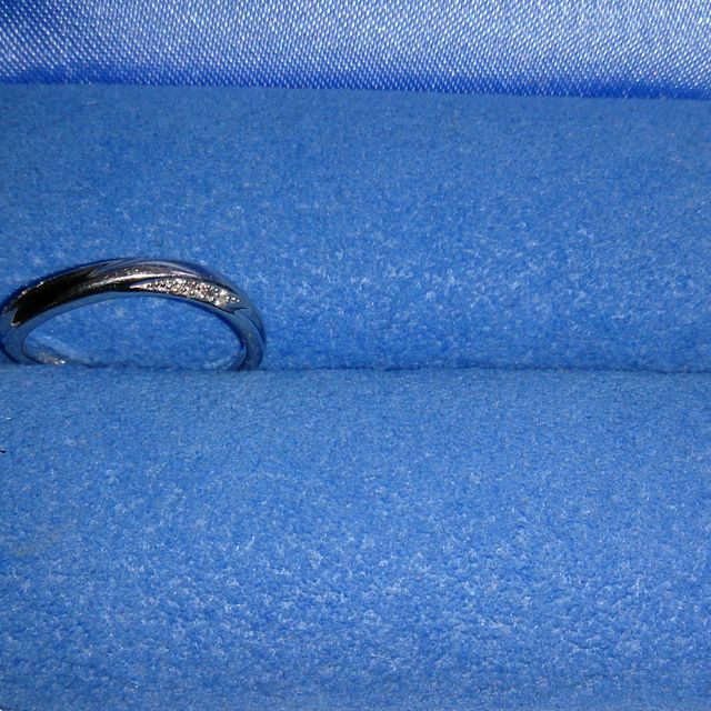 【銀座ダイヤモンドシライシの口コミ】 この指輪の決めては変わった形をしていたところに惹かれました。またダイ…