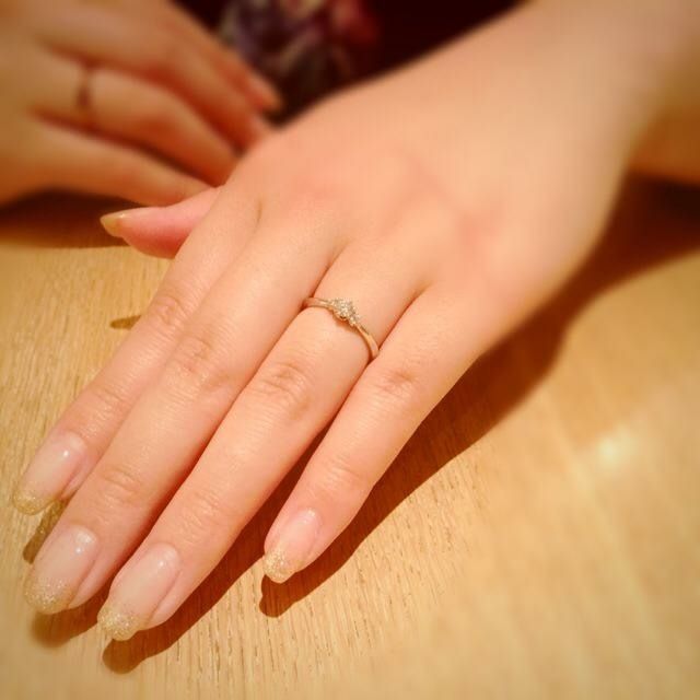 【Douxmiere bijou SOPHIA(ドゥミエール ビジュソフィア)の口コミ】 単体でも華やかに見え、結婚指輪との重ね付けてもバランスがよく見えるデ…