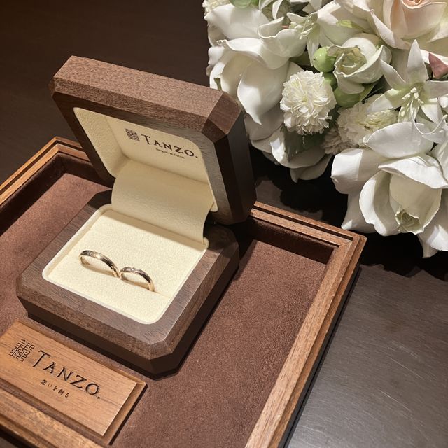 【TANZO.(鍛造指輪)の口コミ】 夫婦それぞれの指輪の色は異なりますが、和紙加工のデザインで、ペア感が…