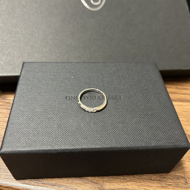 【エクセルコダイヤモンド(EXELCO DIAMOND)の口コミ】 V字になっており、指が細長くきれいに見えた。
店舗の証明で見るとキラキ…