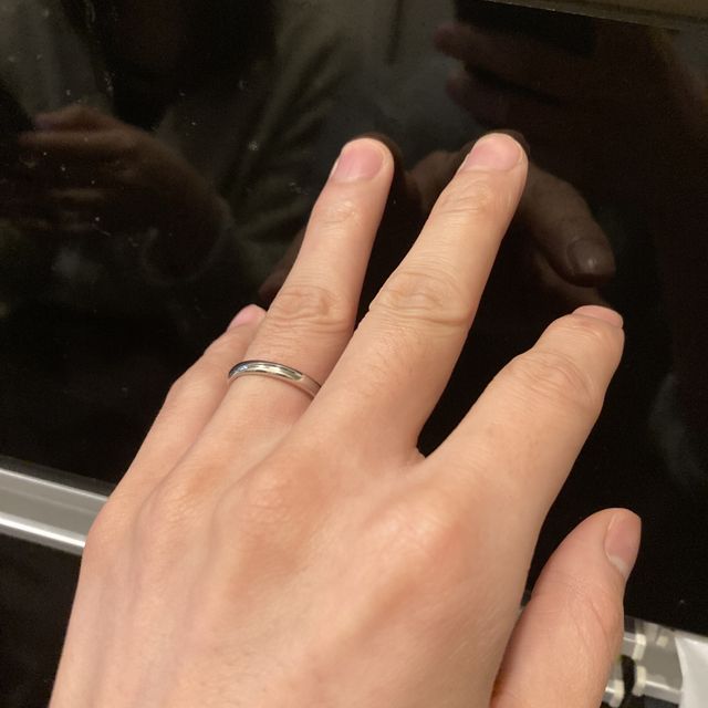 【ラザール ダイヤモンド(LAZARE DIAMOND)の口コミ】 シンプルで飽きのこないデザインがとても気に入っています。指になじむ絶…