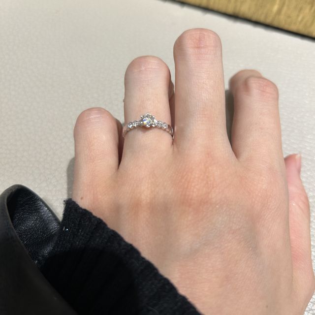 【ショーメ(CHAUMET)の口コミ】 デザインが個性的でかわいい雰囲気なので着用しました。ダイヤモンドのサ…