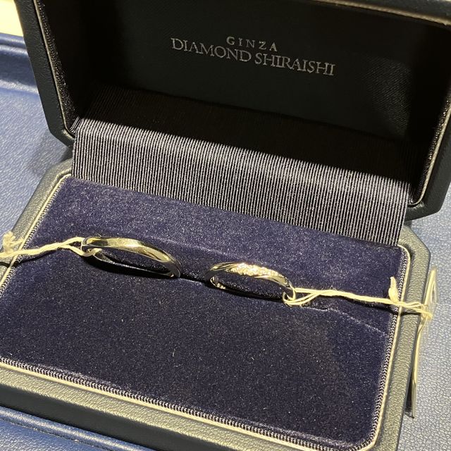 【銀座ダイヤモンドシライシの口コミ】 結婚指輪を単体でつけてる時は目立ちすぎず、婚約指輪と重ね付けしたとき…
