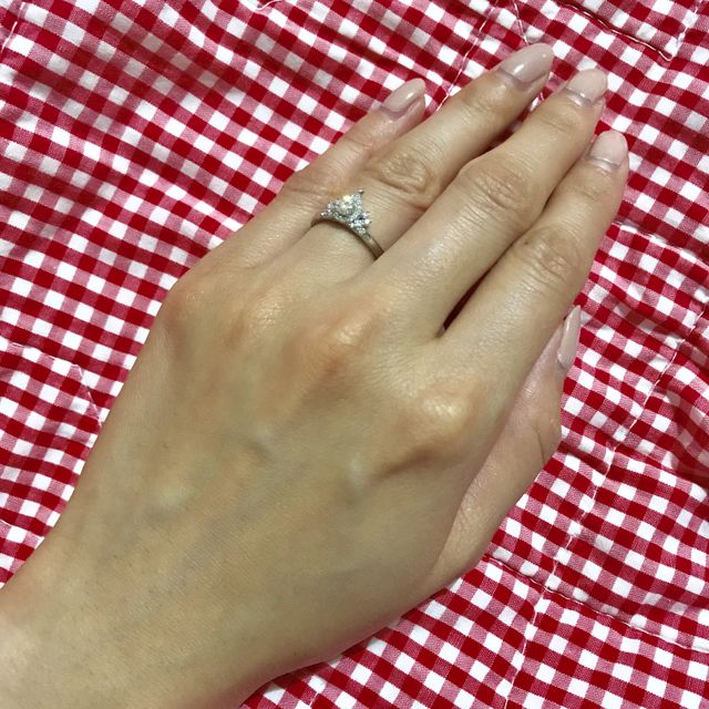 【4℃ BRIDAL(ヨンドシーブライダル)の口コミ】 どんなデザインの婚約指輪が欲しいか聞かれて、ネットで調べていてこちら…