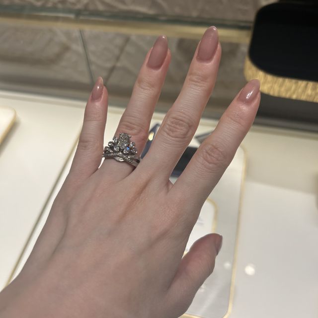 【ショーメ(CHAUMET)の口コミ】 ティアラのようなデザインでとにかくキラキラ、華やかで可愛いです。ずっ…