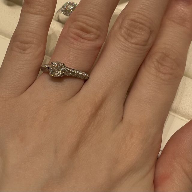 【グラフ(GRAFF)の口コミ】 一見よくあるシンプルな婚約指輪ですが台座のところまでマレダイヤが入っ…