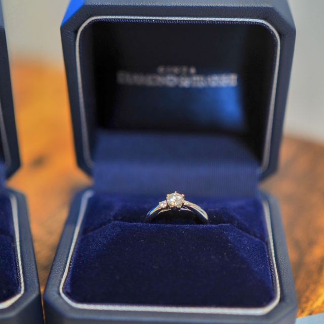 【銀座ダイヤモンドシライシの口コミ】 デザインについて
指の形やダイヤの配石などのパターンごとに、色々なデザ…