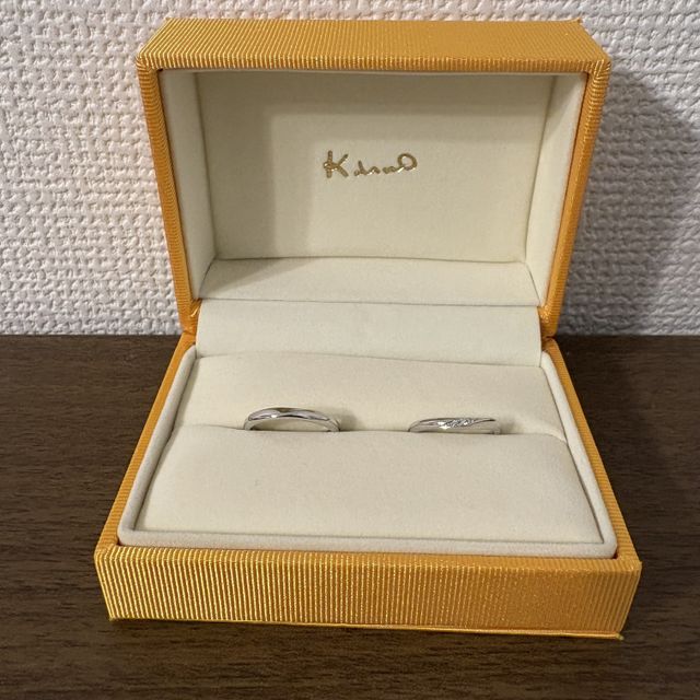 【ケイウノ ブライダル(K.UNO BRIDAL)の口コミ】 よく見るとくぼみがあるのがかわいいです。
内側の印字も納得できるもので…