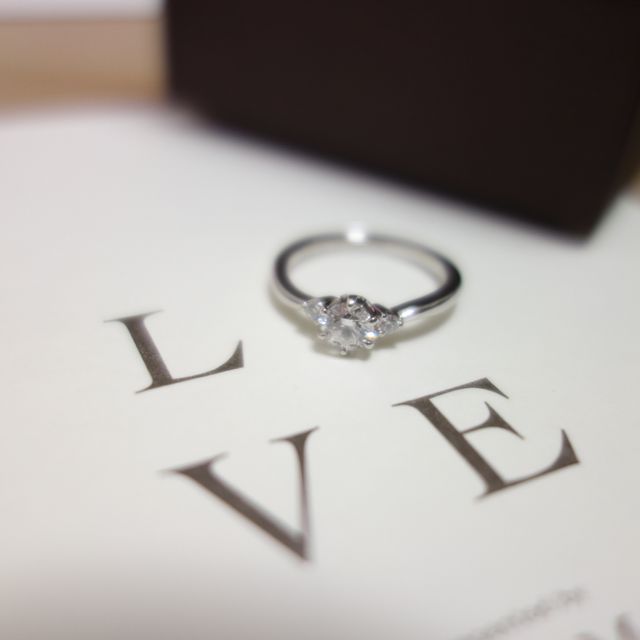 【アイプリモ(I-PRIMO)の口コミ】 細い指の方にピッタリな指輪です。形状も緩やかなウェーブがかかっている…