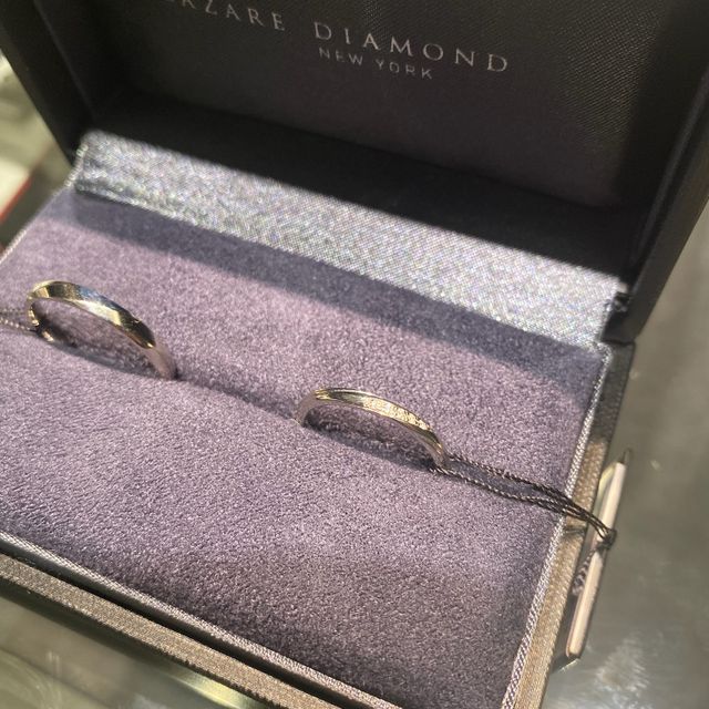 【ラザール ダイヤモンド(LAZARE DIAMOND)の口コミ】 デザインはストレートでありながら、斜めにメレダイヤとラインが入ってい…