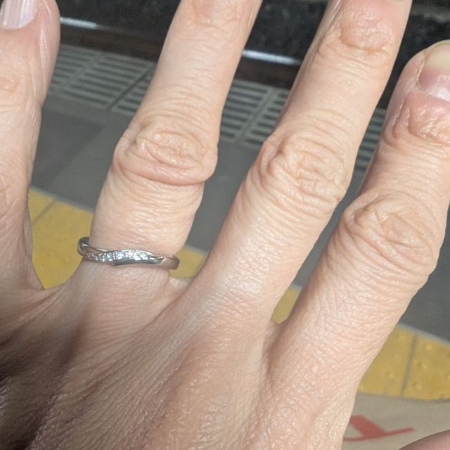 【アイプリモ(I-PRIMO)の口コミ】 ななめになっているデザインがとてもおしゃれなのと、細かいダイヤがキラ…