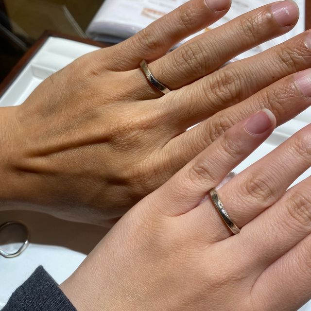 【杢目金屋(もくめがねや)の口コミ】 ストレートでシンプルな形状ですが、木目金模様とワンポイントのダイヤモ…