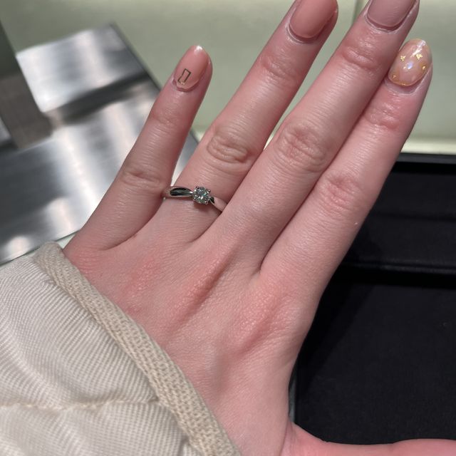 【ティファニー(Tiffany & Co.)の口コミ】 ダイヤモンドがキラキラ輝いており、デザインも万人受けするデザインで着…